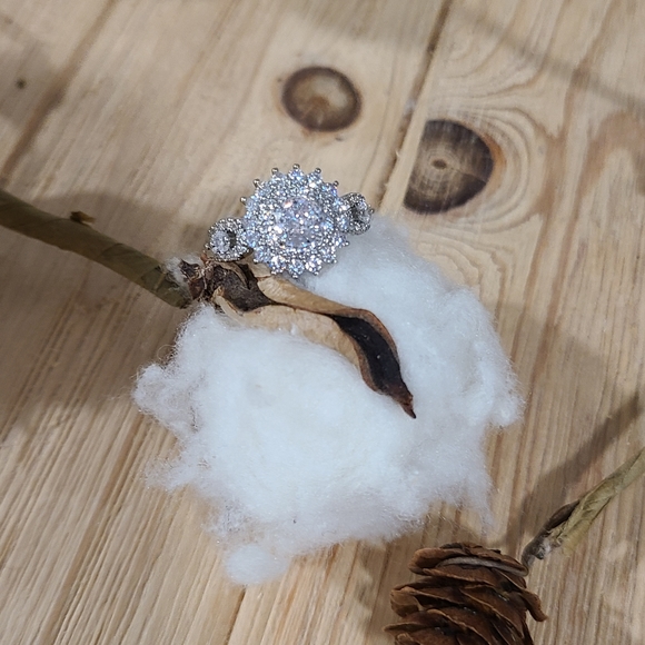 🤍🤍NEW🤍🤍 BREATHTAKING!! Clear CZ Ring in SILVER Plating - Picture 13 of 16